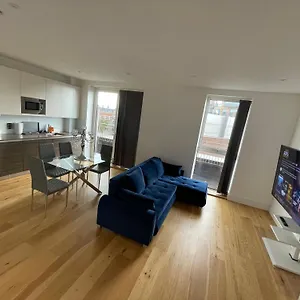 Luxury Floor Penthouse Near Heathrow Apartment