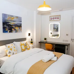 New Luxury In The Heart Of Next To Shops, Cafes, Bars & Metro With Shared Bathrooms Homestay