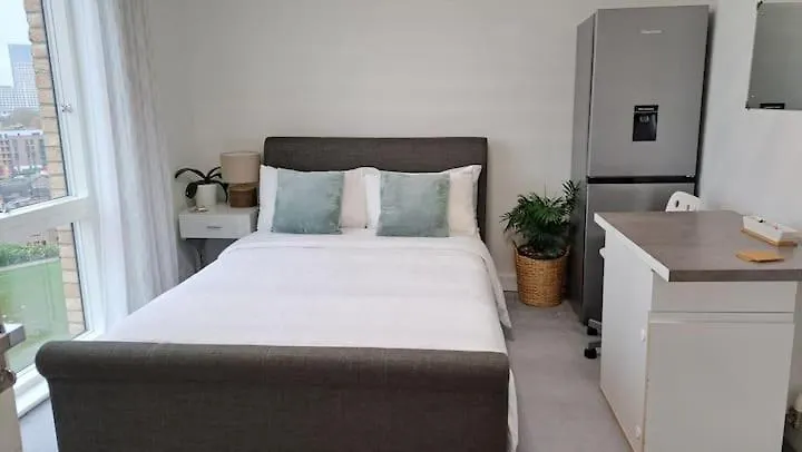 Privatunterkunft Cozy Double Room With Large En Suite Near Canary Wharf London With Amazing Views In A Shared Apartment