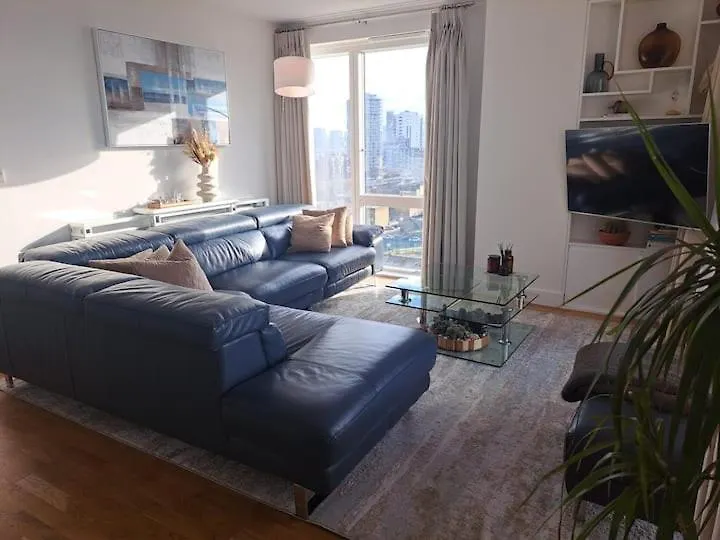 Cozy Double Room With Large En Suite Near Canary Wharf London With Amazing Views In A Shared Apartment 0*,  Großbritannien