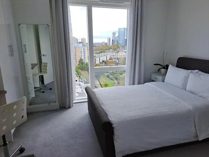 Cozy Double Room With Large En Suite Near Canary Wharf London With Amazing Views In A Shared Apartment Homestay