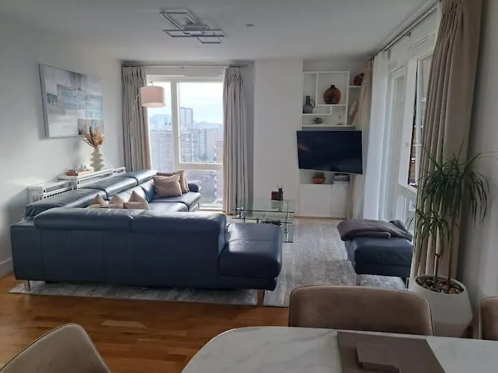 Cozy Double Room With Large En Suite Near Canary Wharf London With Amazing Views In A Shared Apartment Homestay