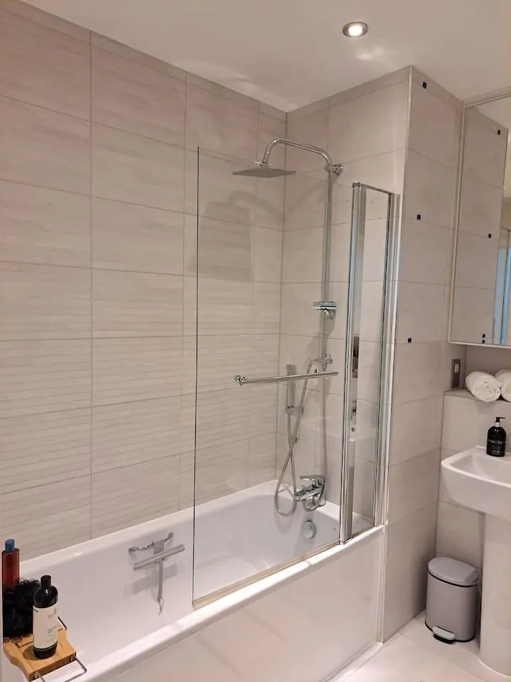 Homestay Cozy Double Room With Large En Suite Near Canary Wharf London With Amazing Views In A Shared Apartment
