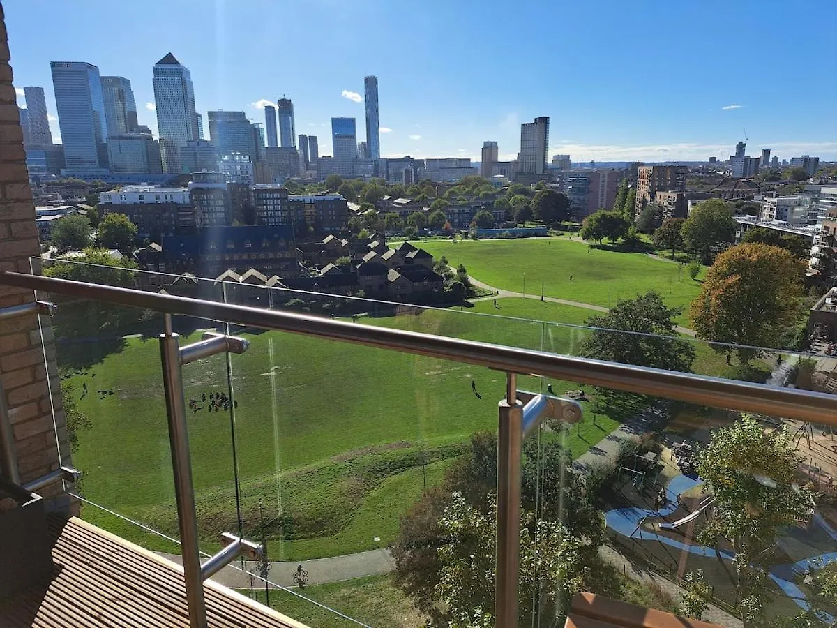 Cozy Double Room With Large En Suite Near Canary Wharf London With Amazing Views In A Shared Apartment